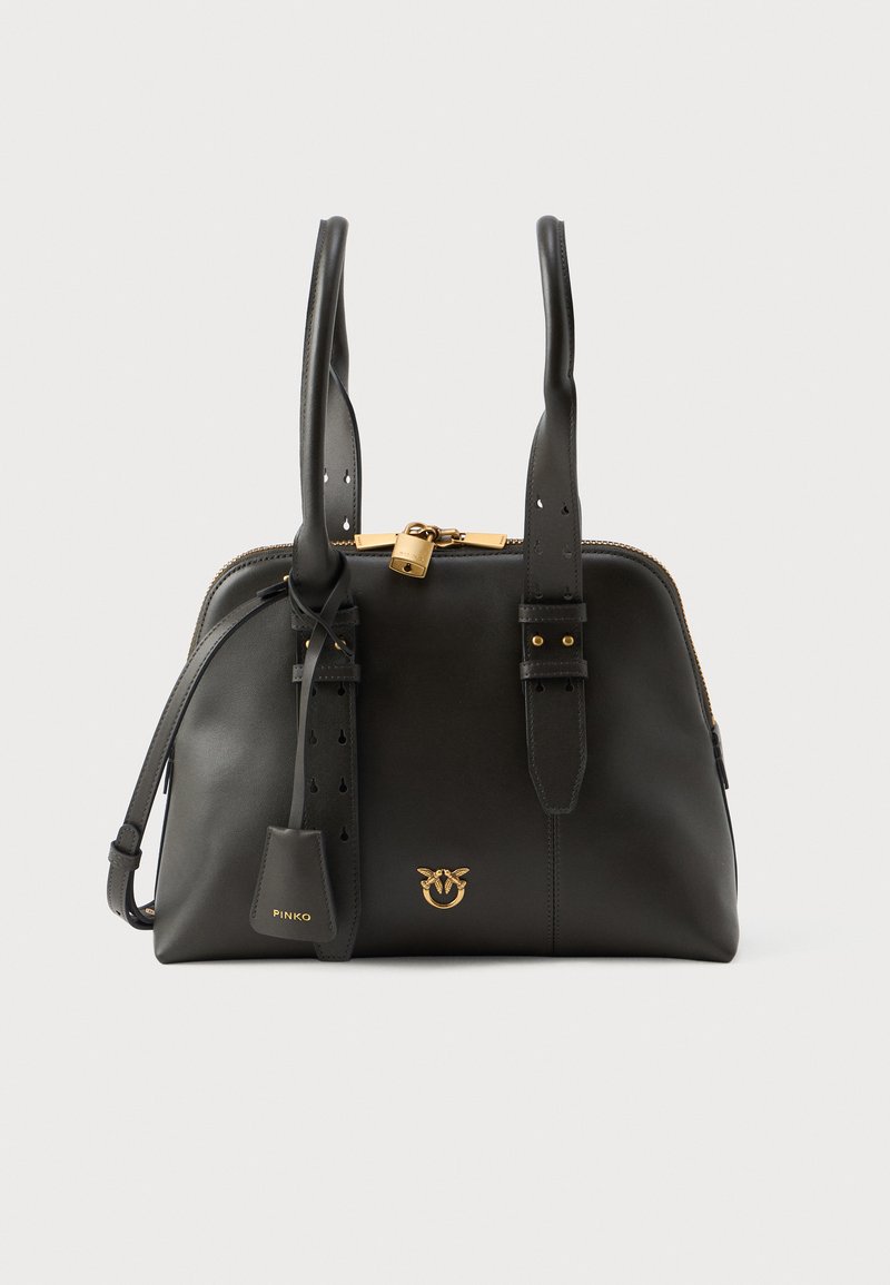 Bolsa de couro preto com alças superiores duplas, detalhes em dourado, um fecho de segurança e logotipo em relevo. Possui fecho em zíper e detalhes em tira perfurada.