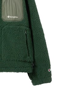 Zelená fleecová bunda s plyšovou textúrou, obsahujúca nylonový predný panel, zipsovú kapsu a vyšívané logo na rukáve.