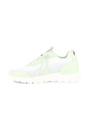 Scarpa da ginnastica verde chiaro e bianca con chiusura frontale a lacci e suola spessa bianca mostrata di profilo su sfondo bianco.