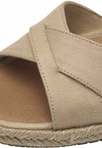 Beige sametist sandaalid, millel on ristuvad rihmad, tekstuuriga sisetald ja punutud jute tallad metallsete detailidega.