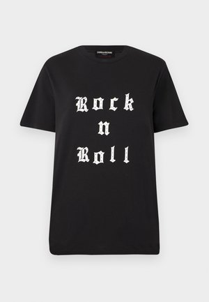 Czarna bawełniana koszulka z wyrazistym białym tekstem w stylu gotyckim, który głosi "Rock n Roll". Klasyczny okrągły dekolt i krótkie rękawy.