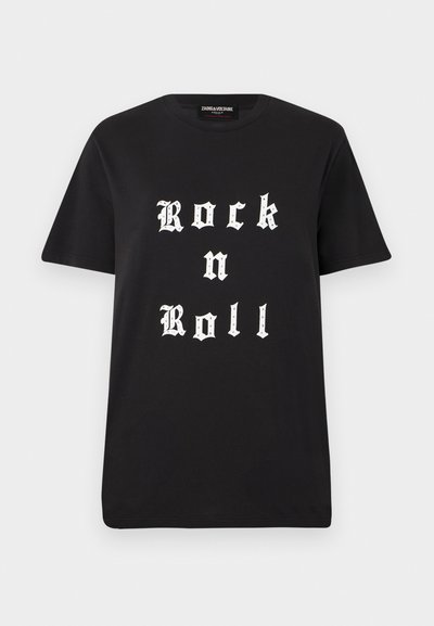 Schwarzes Baumwoll-T-Shirt mit fettem weißen Schriftzug im gotischen Stil, der "Rock n Roll" liest. Klassischer Rundhalsausschnitt und kurze Ärmel.
