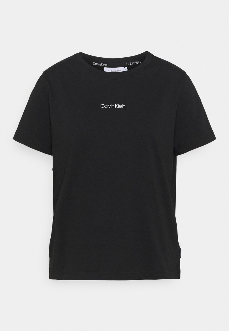 Czarna bawełniana koszulka z okrągłym dekoltem i krótkimi rękawami. Posiada małe białe logo "Calvin Klein" umieszczone na środku klatki piersiowej.