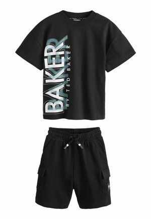 Czarny bawełniany t-shirt z grafiką "BAKER" w białym i turkusowym kolorze, w połączeniu z czarnymi szortami z elastycznym paskiem w talii i kieszenią cargo.