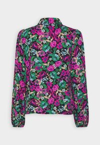 Bloemige blouse in het zwart met levendige roze, groene en blauwe bloemen; lange mouwen met gathered cuffs; kraagvormige halslijn.