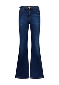 Jeans en denim bleu foncé avec une jambe évasée, des poches avant, des passants de ceinture et un détail de boucle en argent à la taille.
