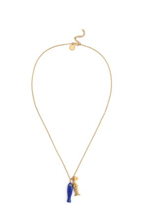 Collar con cadena de oro con colgante de pez azul, pequeño colgante de pez dorado y placa circular de oro con diseño de sol.