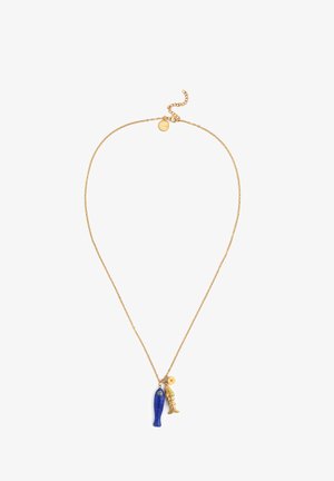 Collier chaîne en or avec pendentif poisson bleu, petit pendentif poisson en or et médaille ronde en or avec motif soleil.