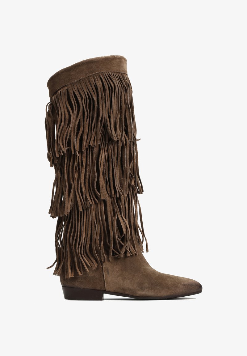 Brązowe zamszowe botki do kolan z frędzlami, zaokrąglonym noskiem i niskim obcasem w kształcie bloku. Gładka tekstura, wielowarstwowe frędzle wzdłuż cholewki.