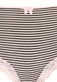 Gestreepte zwart-witte slip met een delicate kanten rand en een klein roze strikje bij de taille. Zachte stof textuur.