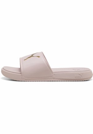 Lyserød Puma slide-sandal med bred rem og gyldent Puma-logo, tekstureret sål og polstret indlægssål til afslappet brug.