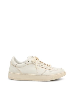 Zapatilla de cuero blanca con un acabado texturizado, puntera redonda, cordones tonales y un contorno de costura en contraste en los lados. Suela de goma.