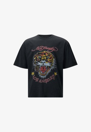 Zwarte t-shirt met korte mouwen, voorzien van een grote, kleurrijke tijgerafdruk, met rode en gele accenten, en de tekst "Ed Hardy Los Angeles".