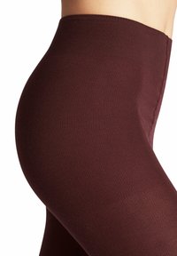 Leggings borgogna realizzati in un tessuto elastico e a coste. Design a vita alta con una cintura liscia e lati senza cuciture.