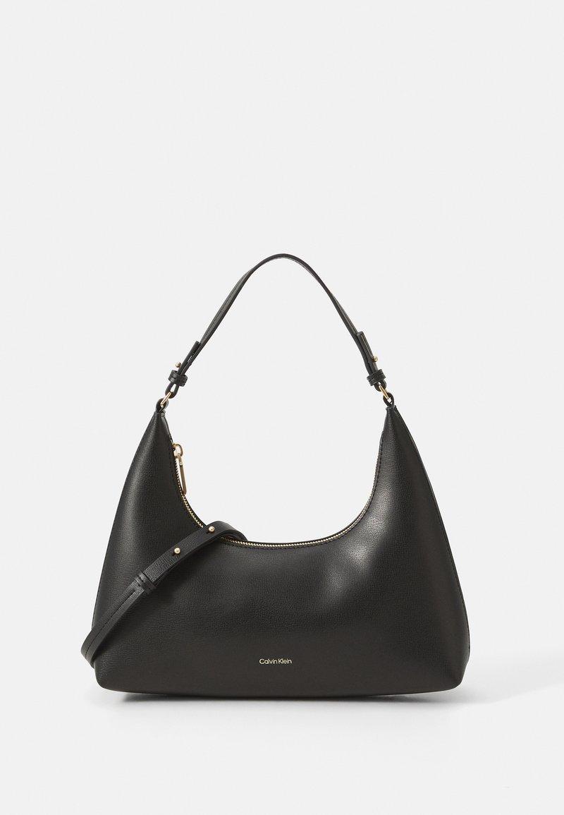 Borsa hobo in pelle nera con una struttura curva, zip dorata e tracolla regolabile. Presenta un logo impresso sul fronte. Texture liscia.