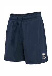 Granatowe sportowe szorty z elastycznym pasem i troczkiem, bocznymi kieszeniami oraz małym białym logo Hummel na lewym dolnym brzegu.
