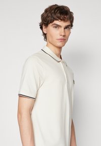 Lyle & Scott TIPPED - Poloskjorter - chalk/gunmetal