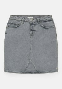 Mini-jupe en denim gris avec poches avant, passants de ceinture, fermeture par boutons et détail unique de couture diagonale au centre avant.