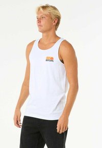 Weißes Baumwoll-Tanktop mit Rundhalsausschnitt und kleinem, mehrfarbigen "Ripcurl"-Logo auf der Brust. Einfaches Design, keine Muster.