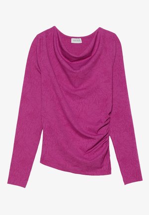 Haut à manches longues magenta avec décolleté drapé et tissu texturé ornés d'un motif floral, détail froncé sur le côté.