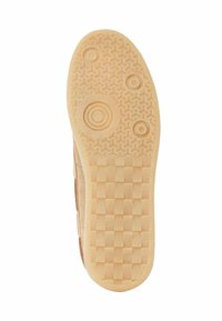 Schuhsohle mit einer strukturierten GummOberfläche, die kreisförmige und sechseckige Muster sowie ein Schachbrettmuster entlang der Ränder aufweist. In beige gefärbt.