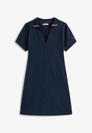 Robe courte bleu marine à manches courtes avec un col en V et un col mettant en valeur des accents rayés rouges et blancs. Fabriquée en tissu doux et texturé.