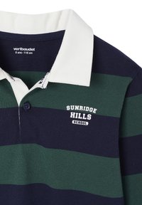 Grün und dunkelblau gestreiftes Polohemd mit weißem Kragen, ausgestattet mit einem Knopf am Hals und einem Schullogo "SUNRIDGE HILLS SCHOOL."