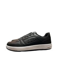 Sneaker in pelle nera con suola bianca, chiusura con lacci e logo "ellesse" in rilievo sul lato, mostrato dal lato esterno.