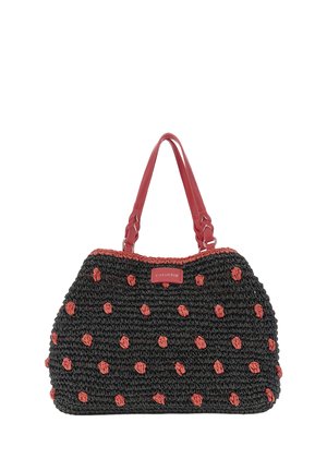 Czarna pleciona torebka w czerwone kropki, z czerwonymi skórzanymi uchwytami oraz czerwoną metką z napisem "CAPENDIR" na froncie.