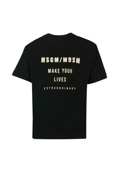 Zwarte katoenen T-shirt met witte tekst op de achterkant: "MSGM/WDSW MAKE YOUR LIVES EXTRAORDINARY," met een klassieke ronde hals en korte mouwen.