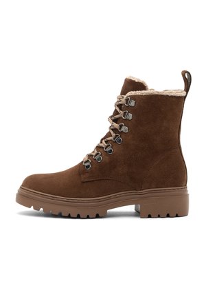 Brązowe zamszowe buty za kostkę na sznurówki, z futrzanym wykończeniem, gumową podeszwą, metalowymi oczkami i wzmocnionym obcasem, z pętelką ułatwiającą zakładanie.