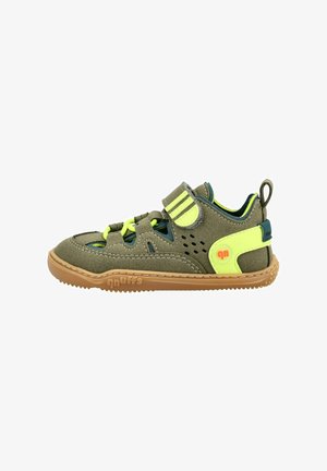 Børns olivengrønne sandal med lukket tå og neon-gule detaljer, justerbar velcrolukning, åndbart design og brun fleksibel sål.