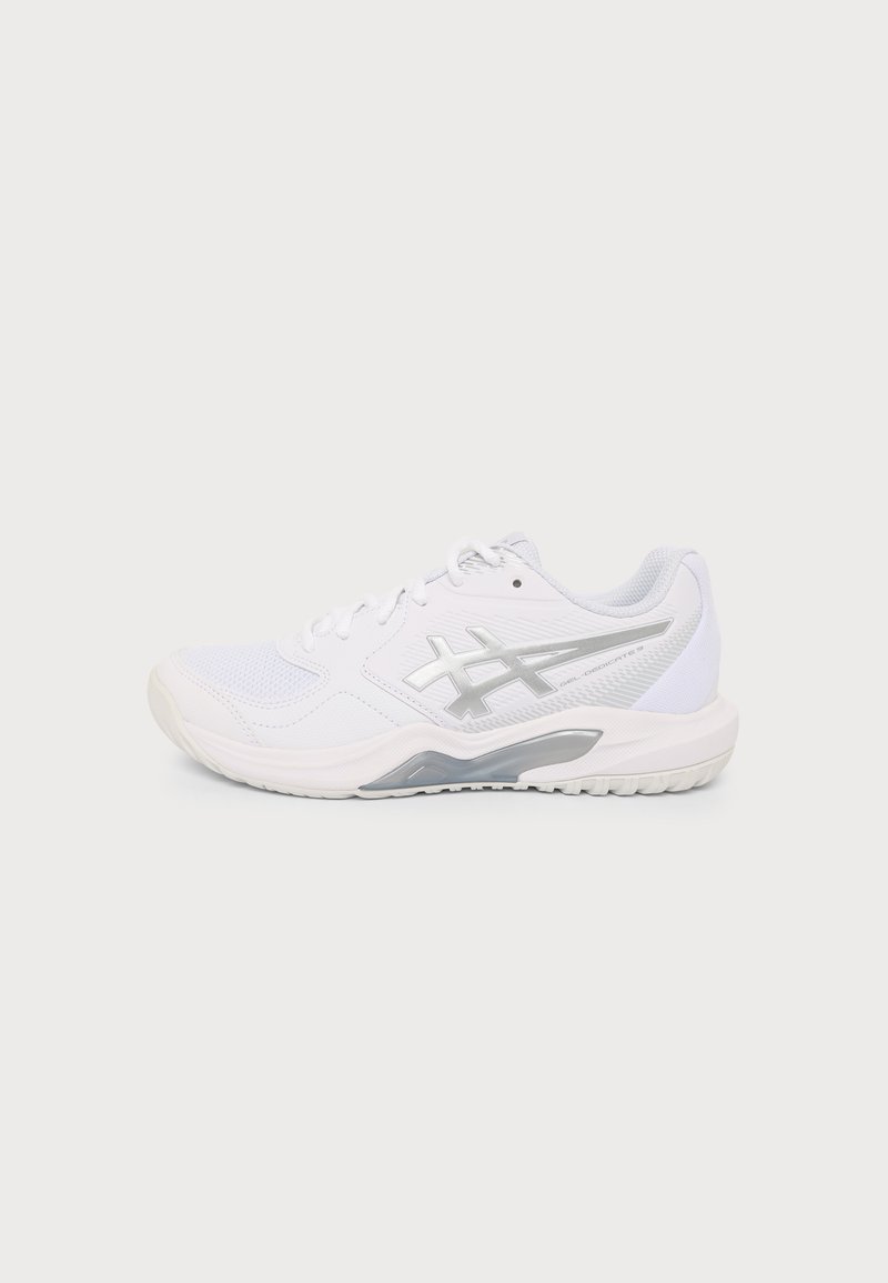 Chaussure de sport basse blanche et grise avec tige en mesh et synthétique, fermeture à lacets et semelle texturée pour une bonne traction.
