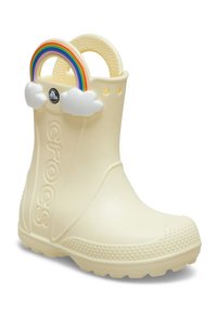 Stivale da pioggia di colore crema chiaro, realizzato in gomma, con manico a forma di arcobaleno e nuvola, suola testurizzata e logo del marchio in rilievo sul lato.