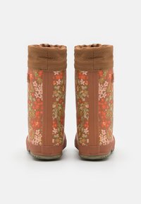 Paire de bottes de pluie en caoutchouc marron à motif floral avec des poignets texturés, vues de dos sur un fond blanc.