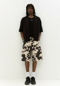 PULL&BEAR COW PRINT - Šortky - brown