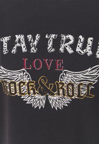 Černé bavlněné tričko s bílým a zlatým tištěným textem: "ZŮSTAŇ PRAVDIVÝ, LÁSKA, ROCK & ROLL" s bílými grafickými detaily křídel.