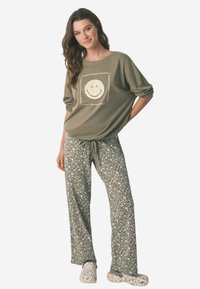 SMILEY WORLD SET - Pyjama - olive
