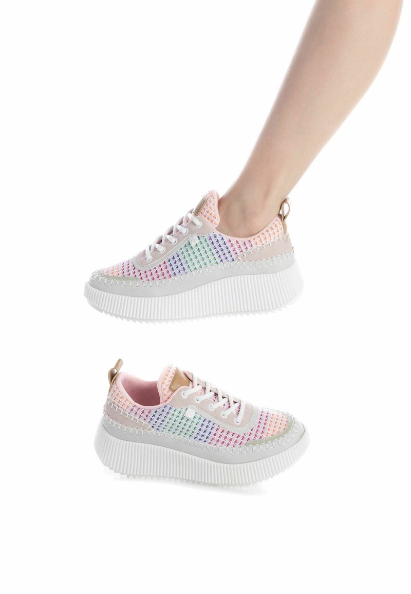 Zapatillas de malla multicolores con suela blanca estriada, que presentan un patrón en degradado pastel, cordones redondos y un interior de color rosa claro.