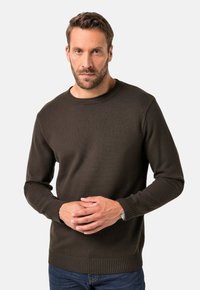 Dunkelbrauner Strickpullover mit Rundhalsausschnitt, gerippten Bündchen und Saum, der ein strukturiertes Muster und einen normalen Schnitt für die Ärmel aufweist.