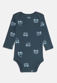 Tamno plava dugosleeve bodi za bebe s svijetloplavim uzorcima vatrogasnih kamiona i s kopčama na dnu.