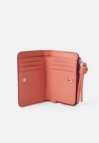 Portafoglio compatto in pelle corallo testurizzata, con più scomparti per carte, chiusura a bottone a pressione e un compartimento con zip.