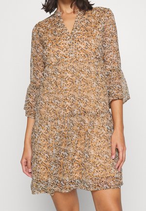 Robe marron à motif floral avec un décolleté en V et des manches évasées trois-quarts. Confectionnée en tissu léger et texturé. Longueur courte.