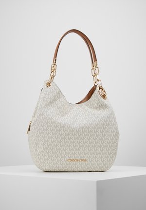 Michael Kors beige håndtaske med all-over MK mønster, brun læderhåndtag, guldkæde detaljer og et guld logo vedhæng.