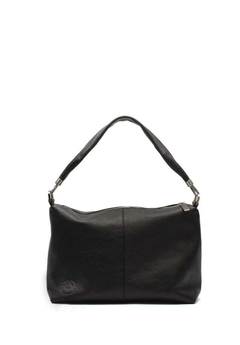 Czarna skórzana torba na ramię o teksturowanym wykończeniu, z zamknięciem na zamek błyskawiczny i jedną regulowaną rączką. Widoczne gładkie akcenty metalowe.