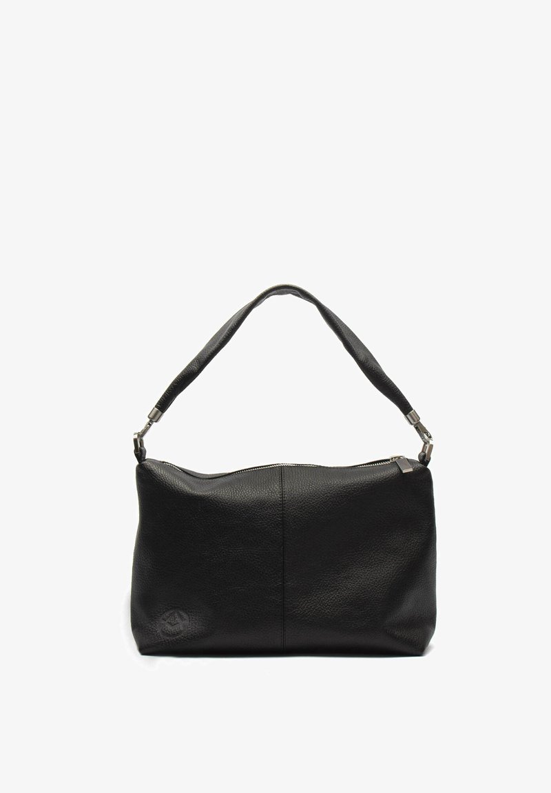 Czarna skórzana torba na ramię o teksturowanym wykończeniu, z zamknięciem na zamek błyskawiczny i jedną regulowaną rączką. Widoczne gładkie akcenty metalowe.