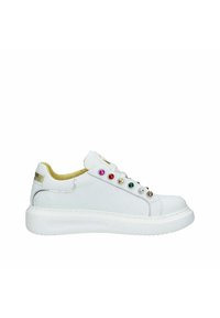 Weiße Sneaker mit einem glatten Obermaterial aus Leder, akzentuiert durch farbige Edelsteine an der Seite, goldene Details und einer dicken Gummisohle.
