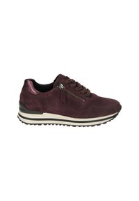 Baskets en daim violet foncé avec fermeture éclair latérale, lacets à l'avant, détail métallique au talon et semelle épaisse à rayures blanches.
