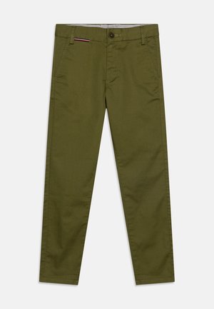 Pantaloni verdi in misto cotone, con design a taglio dritto, chiusura con bottone, tasche frontali e un sottile dettaglio a righe vicino alla tasca.