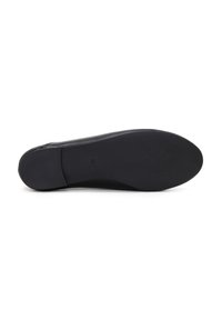 Zwarte leren schoenzool met een gladde, ronde vorm en een subtiele matte afwerking. Geen opvallende patronen of hardware aanwezig.